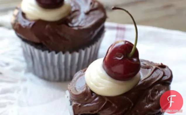 Cupcakes de Chocolate cheios de cereja azeda