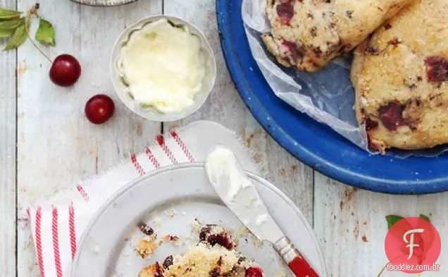 Cereja Azeda E Chocolate Chip Scone