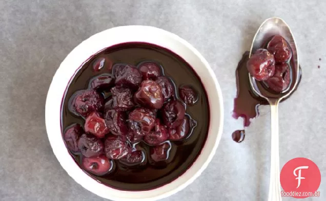 Cerejas Escalfadas Em Vinho Tinto