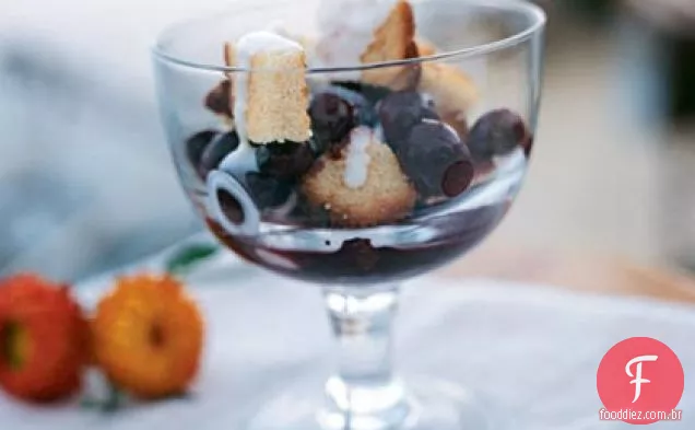 Cerejas em calda de vinho temperada com Croutons de bolo de Libra