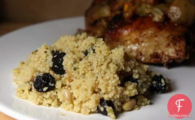 Cuscuz Com Cerejas Ácidas E Pinhões