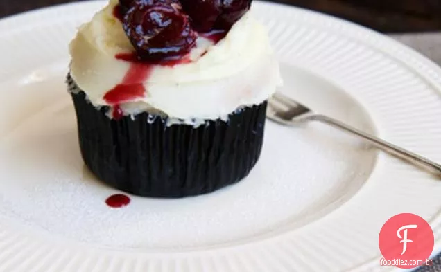 Cupcakes De Cereja E Amêndoa Assados Com Cobertura De Mascarpone