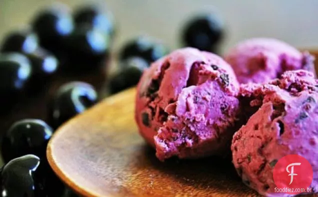 Sorvete De Cereja Com Gotas De Chocolate