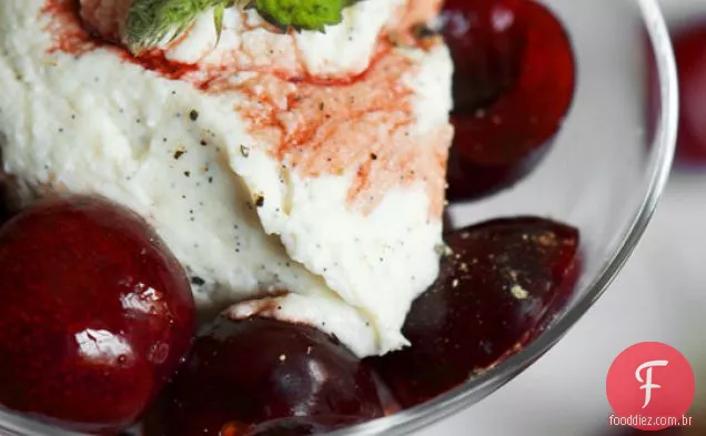 Mousse de ricota com cerejas balsâmicas-pimenta