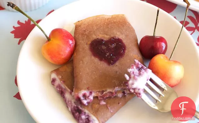 Crepes De Chocolate Com Geléia De Cereja E Queijo Ricota