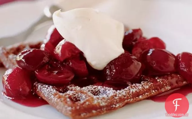 Waffles de Chocolate com cerejas escalfadas