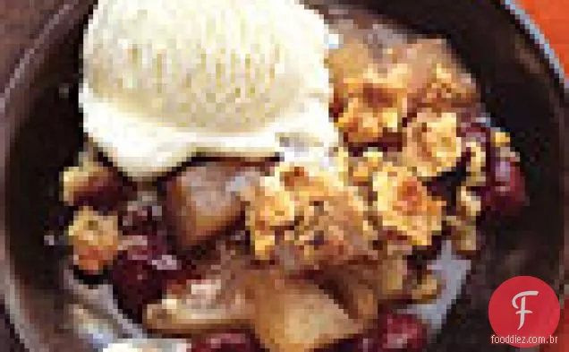 Pêra e cereja seca crocante com noz-moscada-noz-moscada Streusel
