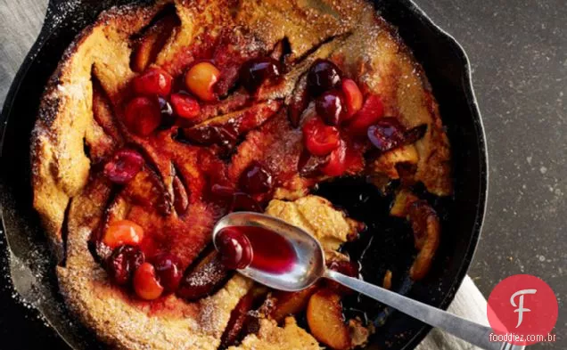 Panqueca De Bebê Holandês De Pêssego Com Compota De Cereja