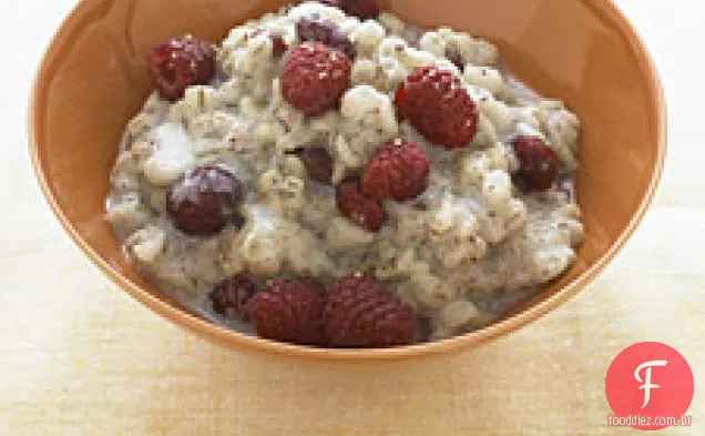 Cereal De Cevada Quente Com Cerejas Secas