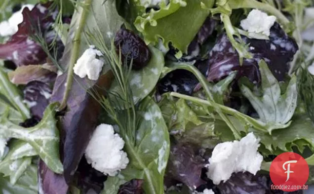 Salada Nova Do Verde & Da Erva Do Campo Com Cerejas Secadas, Queijo Da Cabra