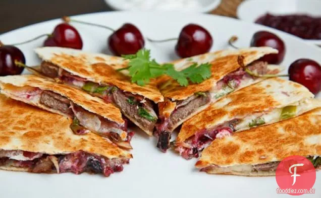 Quesadillas de pato com salsa de cereja Chipotle e queijo de cabra
