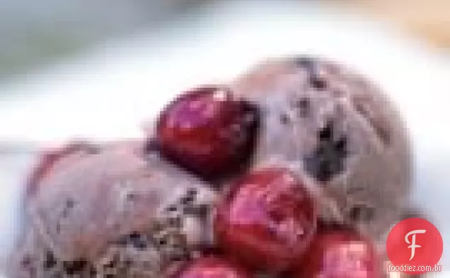 Cerejas salteadas sobre sorvete de chocolate