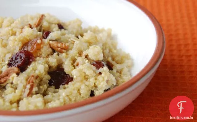Quinoa De Café Da Manhã Com Cerejas Secas, Passas E Nozes