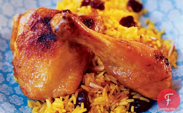 Frango assado persa com arroz cereja-açafrão seco