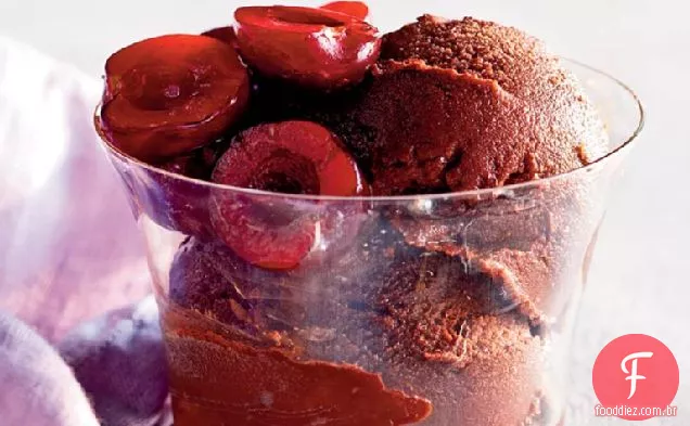 Sorvete agridoce de chocolate e cereja com compota de cereja fresca