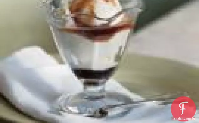Gelato De Baunilha Tradicional Com Xarope De Cereja Selvagem