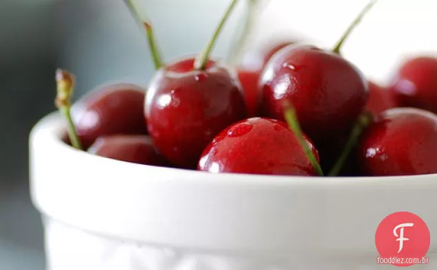 Torrada Francesa Com Crosta De Amêndoa Com Molho De Cereja Fresco
