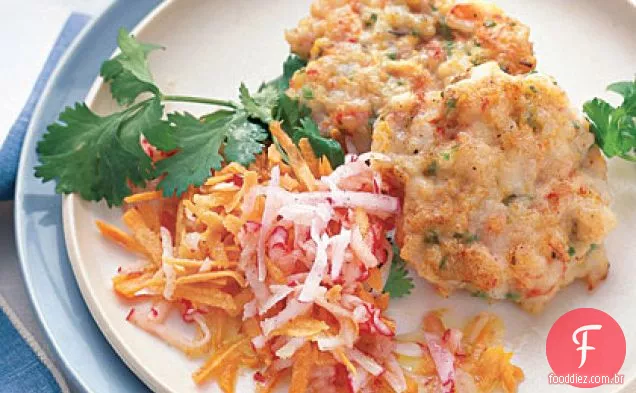 Bolos de camarão com cenoura Slaw