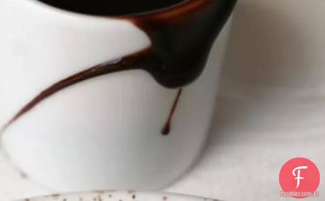 Pistache, Caju E Cereja Nougat Glace Com Chocolate Quente S