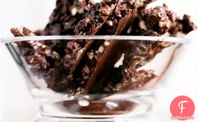 Casca de chocolate escuro com nozes e cerejas secas