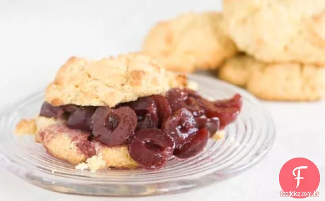 Shortcakes De Milho Com Compota De Cereja