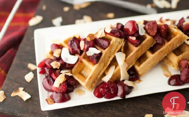 Waffles De Coco Com Cerejas Torradas De Bordo