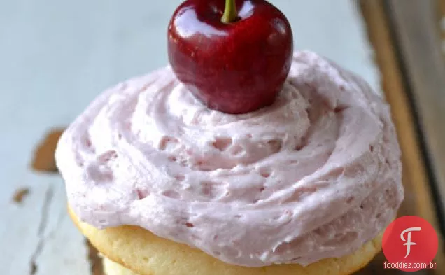 Cupcakes De Baunilha Com Cobertura De Creme De Manteiga De Cereja