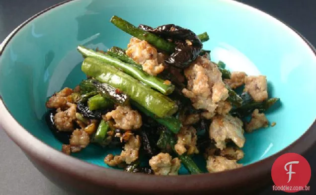 Wok-feijão longo carbonizado com azeitonas pretas