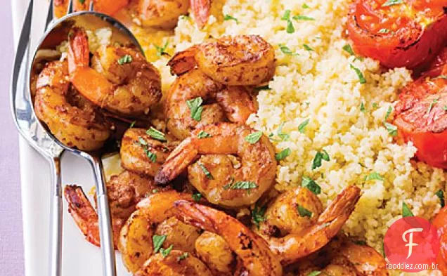 Camarão Harissa com cuscuz, tomate e hortelã