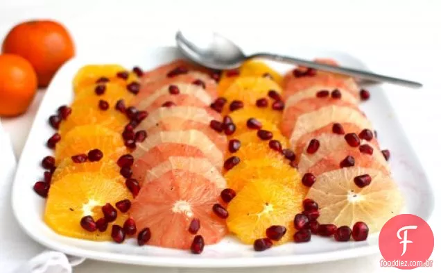 Salada de citrinos e romã com água de rosas-xarope de baunilha
