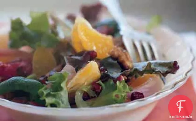 Salada Clementine com nozes temperadas e cebolas em conserva