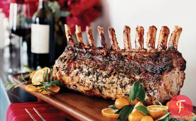 Carne de porco assada com salsicha, frutas e recheio de nozes