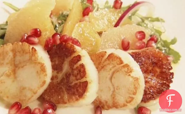 Vieiras grelhadas com salada de citrinos, rúcula e romã