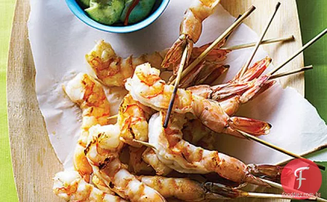 Camarão gergelim com pepino-salada de soja