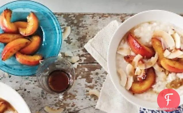 Pudim De Café Da Manhã De Coco Com Nectarinas Salteadas