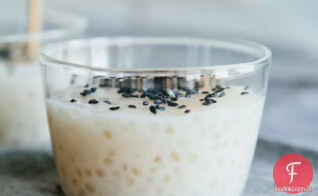 Pudim De Tapioca De Coco Com Sementes De Gergelim Defumadas
