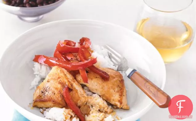 Frango salteado e pimentos com arroz de coco
