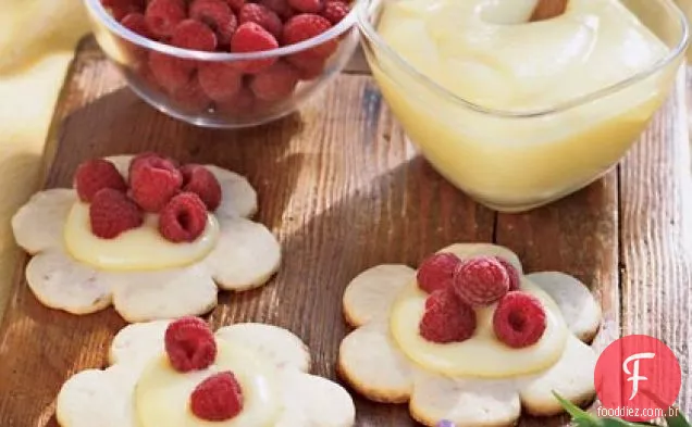 Biscoitos de coco com coalhada de limão e framboesas