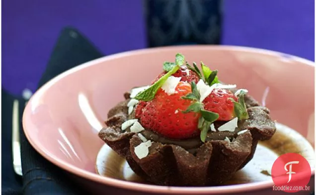 Tortinhas De Chocolate Escuro Com Morangos E Raspas De Coco