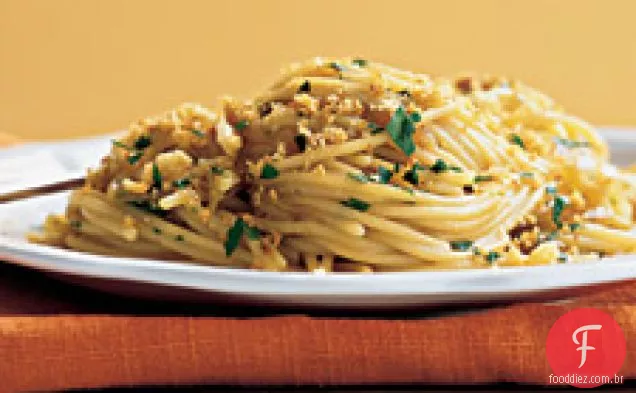 Espaguete com cebolas caramelizadas,anchovas e torradas-garli