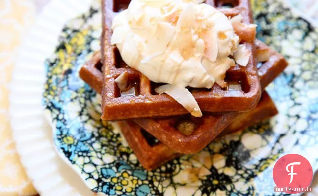 Waffles de coco torrados sem glúten com creme de bordo