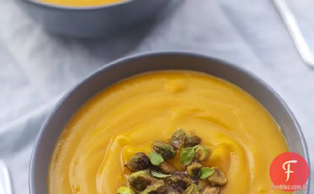 Sopa Cremosa De Coco E Abóbora Com Pistache Açucarado
