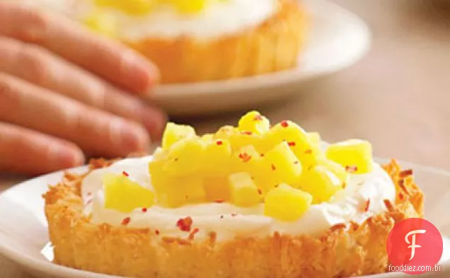 Tortinhas de coco com abacaxi escalfado e creme de Mascarpone