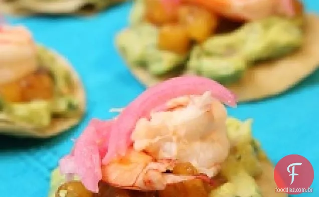 Tostadas de camarão escalfado com coco