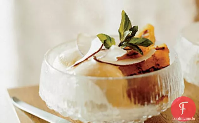 Sundaes caramelizados do abacaxi com coco