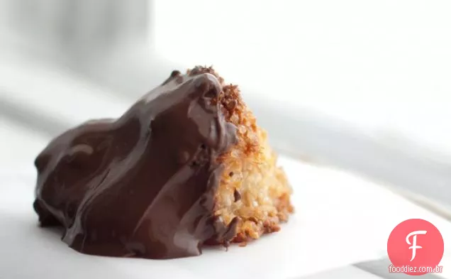 Chocolate escuro-macaroons de bordo mergulhados