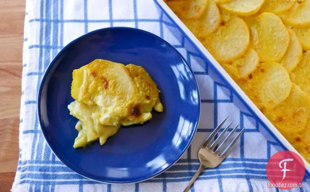 Batatas Scalloped Do Açafrão Dairy-Free