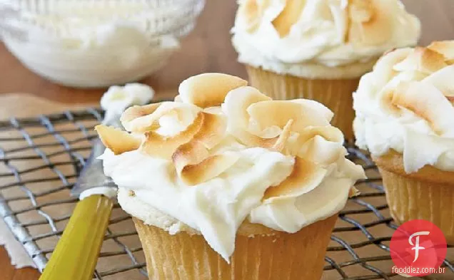 Cupcakes de coco com cobertura de queijo creme de coco