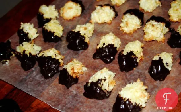 Macaroons laranja de coco com molho de Chocolate