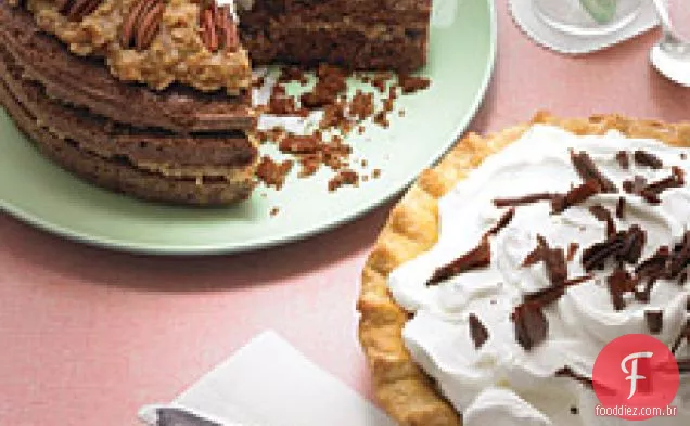 Bolo de Chocolate com cobertura de coco-noz-pecã